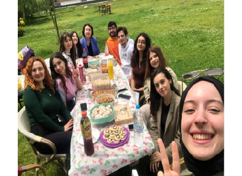 İstanbul Atlas Üniversitesi Psikoloji Kulübü, Yönetim Ekibi üniversitemizin kampüsünde piknik gerçekleştirdi.